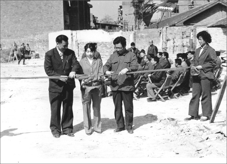 1986年，長虹彩電工程奠基，這樣的剪彩儀式，剪出了中國最大的彩電生產基地之一