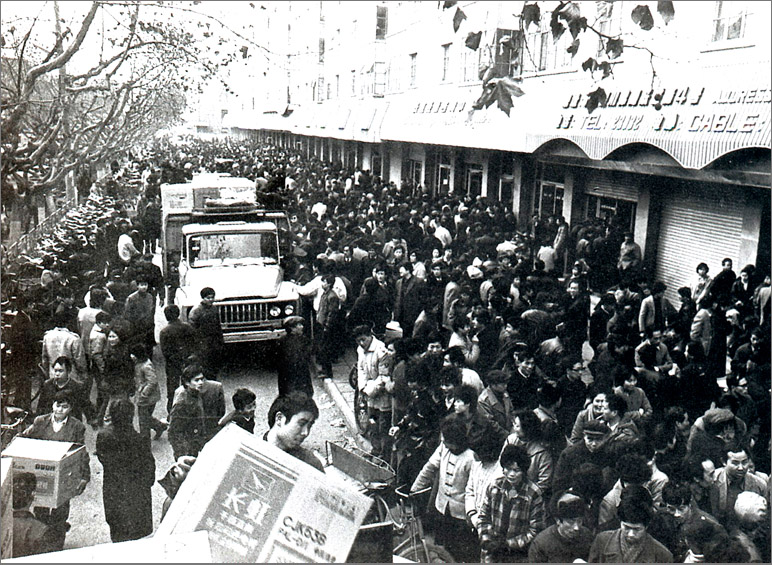 1989年，在彩電計劃調控的年代，長虹彩電的降價引發搶購潮