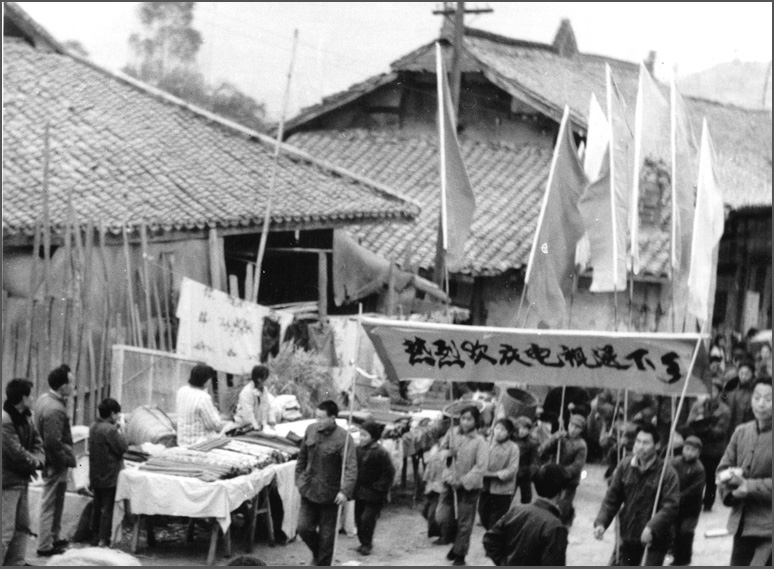 這可能是中國第一場&ldquo;家電下鄉&rdquo;，當時長虹在春季把彩電免費送下鄉，秋天豐收后農民有錢了再去收錢