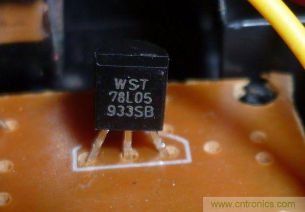 空蕩蕩的小板上就一個(gè)7805