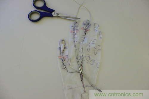 LED多點(diǎn)觸控手套DIY:拆解并重組耳機(jī)線