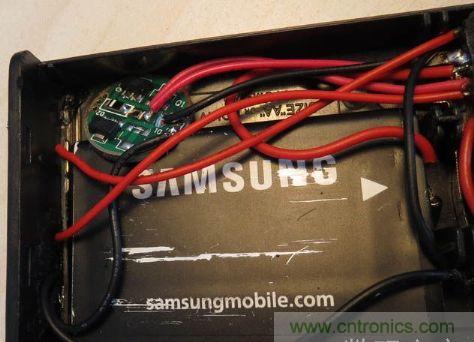 電池盒，安裝上鋰電池，用于外部強(qiáng)光LED供電