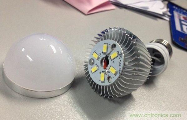 3瓦拆開，基板只有一顆螺絲，還沒擰緊