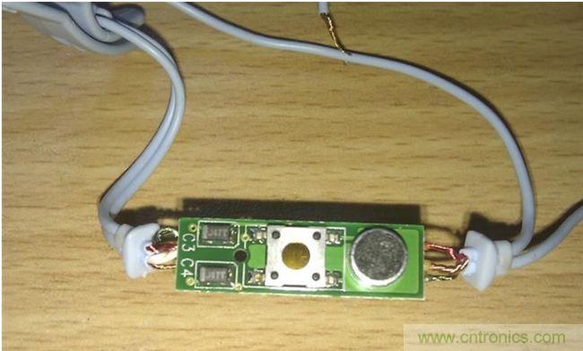 正面，好像是極性電容，一個(gè)按鍵，一個(gè)麥克：