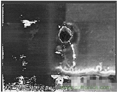 受ESD影響，氧化物沖進一個小孔