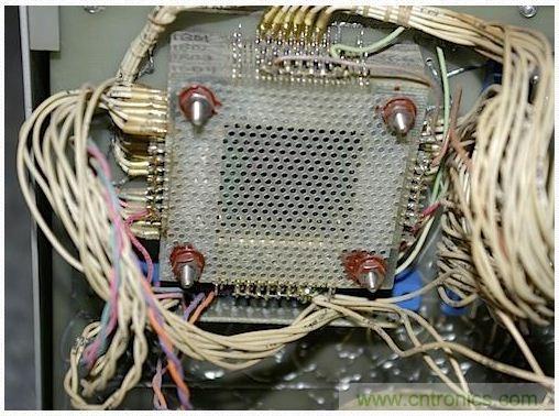 經典懷舊拆解！歷史彌留的可編程科學計算器 from 1966