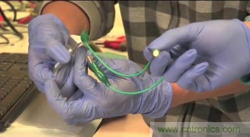 就是這么任性！柔性電池僅需1秒就充電完畢？