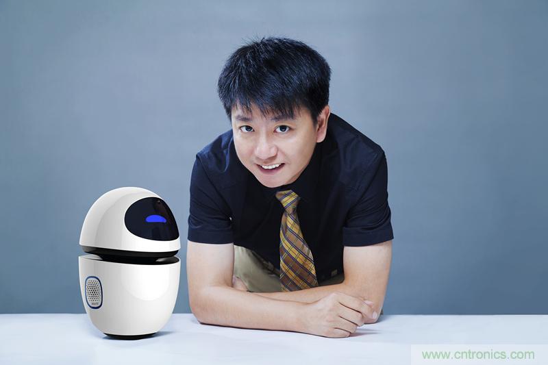 圖1，邱楠透露，狗尾草機器人小白將在2015年10月批量上市