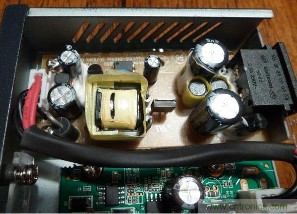 圖5：去掉塑料防護罩后的電源子系統細節特寫。