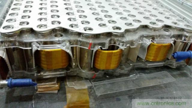 【導讀】對于電動汽車的核心&mdash;&mdash;電池，我們要求其安全、能量密度高、壽命長，充電時間短，同時又要性能卓越等等。那么對比電動汽車電池來說怎么樣才算是達標？又怎么樣才算是性能優越呢?毫無疑問鋰離子電芯作為其最基本的單元，其優劣至關重要。  電池是電動汽車的&rdquo;心臟&ldquo;。從電動汽車發展以來，各種技術路線百花爭鳴，爭論不休。其中應用最廣的鋰離子電芯，就有三元、磷酸鐵鋰、錳酸鋰等多種技術路線并存的現象。同時鋰離子電芯還分為方形，軟包，圓柱三種結構形式。  而這越是紛繁蕪雜，就越能代表了我們還在不斷探索，代表了電動汽車的急切盼望：電動汽車需要一顆強大的&ldquo;心臟&rdquo;。  對于電池包的要求  對于電動汽車的核心&mdash;&mdash;電池，我們要求其安全、能量密度高、壽命長，充電時間短，同時又要性能卓越等等。而這一項一項的要求，看似苛刻，但卻又無一不是電動汽車實現產業化的硬性指標。  那么對比電動汽車電池來說怎么樣才算是達標？又怎么樣才算是性能優越呢?毫無疑問鋰離子電芯作為其最基本的單元，其優劣至關重要。  但就拿我們最關注的安全性來說，是不是電芯安全了，電池包就安全了呢？  我們可以看到2002年，磷酸鐵鋰(LFP)首次被美國Valance公司產業化，隨即引起了中國市場的廣泛關注。從2004年開始，我國掀起了一股投資磷酸鐵鋰材料和磷酸鐵鋰動力電池的熱潮，磷酸鐵鋰其相對穩定，安全性較高。隨后，它成為我國正極材料的主要路線，爭議暫告段落。  但是，隨著特斯拉在動力電池使用了鎳鈷鋁酸鋰的正極材料，爭論再次出現。磷酸鐵鋰其較低的能量密度，已經使其處于劣勢。 1 據調研發現，進入2014年以來，國內鋰電池正極材料產業整體出現了向三元材料轉移的趨勢，下游的電池廠基本都在開發三元材料的電芯，也引導著上游的材料企業開始加大對三元材料的開發和生產力度。  而一系列的變化，也恰恰說明鋰電行業在慢慢的摸索，慢慢走向成熟。就比如說一個電池包的安全，光靠電芯安全是遠遠不夠的，其必須上升到一個系統的層級來。也就是說電池包的安全，靠的是整個電池系統，而不僅僅是某個單一的元素。  更何況一個安全、可靠、性能卓越的電池包，更是涉及到多領域知識的耦合，其更需要一個完善、可靠的系統來實現。就好比飛機被認為是最安全的交通工具，不單單是&ldquo;安全&rdquo;的發動機，&ldquo;安全&rdquo;的結構，就能保障的，其中還綜合運用了人為因素分析、軟件安全性、風險管理和定量風險評估等各種先進技術來預防事故發生，可以說是系統保障了安全。  下面我們就從電池系統中抽離出其一個核心部件電池模組，淺談一下各種不同的模組結構。  關于電池模組  電池模組可以理解為鋰離子電芯經串并聯方式組合，并加裝單體電池監控與管理裝置。電池模組的結構設計往往能決定一個電池包的性能和安全。其結構必須對電芯起到支撐、固定和保護作用。同時如何滿足過電流要求，電流均勻性，如何滿足對電芯溫度的控制，以及是否有嚴重異常時能斷電，避免連鎖反應等等，都將是評判電池模組優劣的標準。  而隨著電動汽車的發展，以及人們對性能的追求，熱管理更是成為了電池模組設計的一個至關重要的環節。自然冷卻已經不能滿足我們的需求。風冷則由于其效率較低，且對電芯溫度的一致性較難控制，而表現的力不從心。因此，高性能需求的電池模組，其熱管理的解決方案已經轉向液冷或相變材料。下面就介紹一下各種不同結構電芯的模組設計。  &middot; 方形電池模組  方形電芯可以說是我國汽車動力電池里，應用最多的電芯了。其外殼的材質有鋁、鋼、以及塑膠。其電芯厚度是三種結構中最厚的，由此也造成其內部和外表面的溫差較大。其模組結構也多為自然冷卻和風冷的結構。  我們來看看寶馬I3的電池模組設計。  我們可以看出，I3的電池模組從結構上已經具備一個高性能模組所需的要素，而一臺高性能的電動汽車，就是靠著每一處的細節共同搭建而成的。當然其散熱、均溫以及可靠性等等，還有待市場的驗證。 2 （▲ 寶馬I3方形電池模組）  &middot; 軟包電池模組  軟包電芯的電池包，也是近期比較熱門的一種結構類型，其用在國外的電動車上比較多。  軟包電芯的物理結構決定了其不易爆炸，一般只有外殼能承受的壓力足夠高，才有可能炸，而軟包電芯內部壓力一大，便會從鋁塑膜邊緣開始泄壓、漏液。同時軟包電芯也是幾種電芯結構中，散熱最好的。  目前，市面上賣得最多的還是日產的Leaf，其模組結構為全密封式的，并未考慮散熱，即不散熱。  而Leaf在市場上頻繁反饋的容量衰減過快，與此熱管理也不無關系。顯然隨著人們對于高性能電動車的追求，迫使軟包電芯也必須要有主動式的熱管理結構。  下面我們來看看一款World Congress展臺上的液冷軟包模組。其模組由電芯層疊而成，而電芯間有間隔排布的液冷板，其保證每顆電芯都有一個大面接觸到液冷板，并充分發揮了軟包電芯液冷的優勢。 3 （▲ 液冷軟包電池模組）  當然軟包電芯要將液冷技術做成熟也并非易事，其必須考慮液冷板的固定，密封性，絕緣性等等。同時可靠的電連接，以及具有&ldquo;保險絲&rdquo;結構連接片，這都是高性能軟包模組的方向。  我們可以看到軟包電芯其配合完善的模組結構后，其優勢會得以凸顯。  圓柱電池模組  圓柱電芯可謂是在各類電子產品中，應用最廣泛的結構。如今，在電動汽車行業也占有一定得份額。最典型的即是18650電芯了，其工藝經過多年的沉淀，并在大規模的自動化生產的條件下，現今屬于最成熟，穩定且一致性最好的電芯。  而圓柱電芯更是有著目前最高的能量密度，其三元材料的電芯能做到210~250Wh/kg。國內目前的圓柱電池包多為自然冷卻或風冷的結構，其效果不盡如人意。  我們來看看，將圓柱型電芯推到風口浪尖上的特斯拉電池模組。  相信已經有不少人見過特斯拉的模組了：  組成一臺特斯拉汽車需要7000多顆18650電芯，一個模組則需要400多顆電芯，同時為了高性能的目標又要在模組上集成多項功能，可見其工作量和難度之大。其中，甚至還用上了一些跨行業的技術，使人眼前一亮，為之拍案。好比電芯連接的&ldquo;保險絲&rdquo;設計。  可以說，身處電池行業的人，反而很少有人能想得到，這也許就是當局者迷吧。而這一技術的應用則極大地提高了電池的安全性能。同時，還有液冷管道的應用，極大地解決了18650電芯的散熱和均溫的問題，這對電池的性能和壽命都是一個極大的幫助。不僅如此，其電池模組在空間尺寸上的利用，更可謂是精打細算。  在這里還是要佩服一下特斯拉將事情做到極致的態度，也就是這樣一個模組，成為了一個高性能的特斯拉電池包所必不可少的核心部件。 4 電動之心  通過以上一些簡單的列舉，我們不難看出，無論何種結構的電芯其實都不乏一些好的應用范例。而對于鋰離子電芯，如果作為一款革命性的產品，目前看來仍有很多不足和局限。但我們與其一味坐等材料的發展，不如多考慮一下，如何做好電池模組，做好電池系統。而這也是我們打造一顆強大&ldquo;電動之心&rdquo;的必經之路。