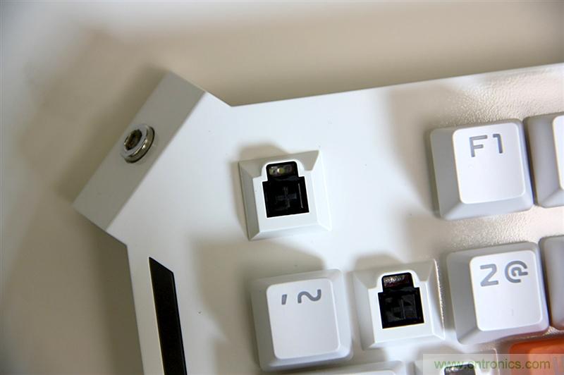 曾經(jīng)的網(wǎng)吧統(tǒng)治者&mdash;雙飛燕血手幽靈機(jī)械鍵盤，真世界最快？