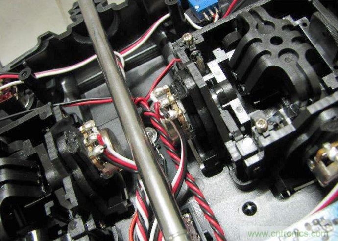 無人機 DIY 制作全過程，酷得不要不要的！