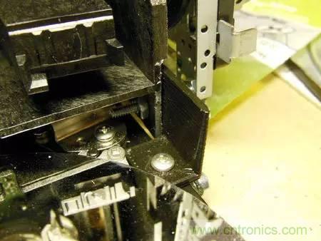 廢舊收音機如何變身成酷炫機器人？