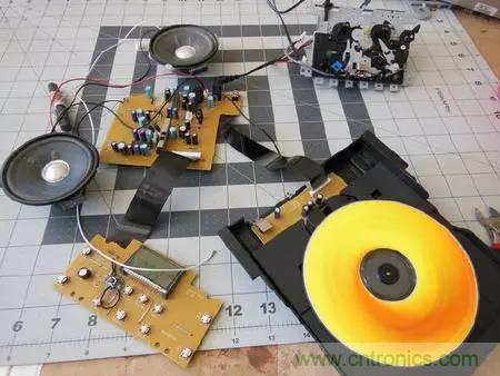 廢舊收音機如何變身成酷炫機器人？