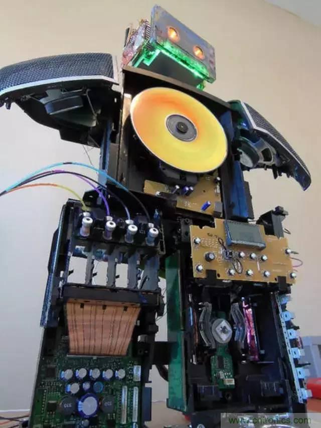 廢舊收音機如何變身成酷炫機器人？