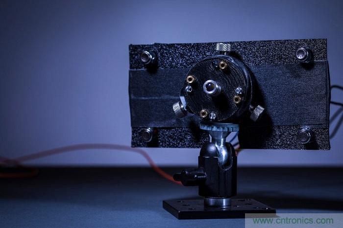 室內激光無線充電新技術亮相，可媲美傳統 USB 線纜