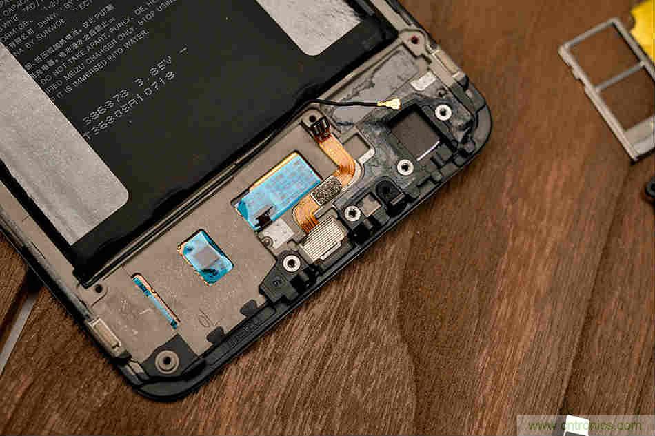 拆解魅族15 Plus:玩轉了新概念,但其工藝究竟如何?