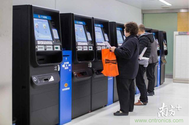 探路政務(wù)辦事柜臺&ldquo;無人化&rdquo;，引領(lǐng)&ldquo;互聯(lián)網(wǎng)+政務(wù)&rdquo;革新