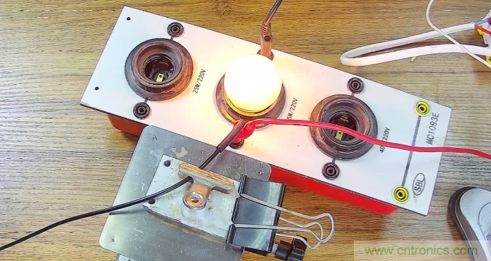 電燈泡內通有交流電,為什么看不到燈泡在閃爍?