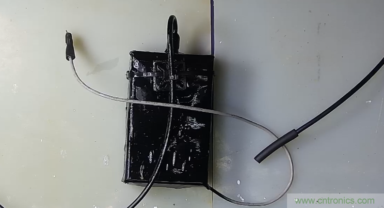 電燈泡內通有交流電,為什么看不到燈泡在閃爍?