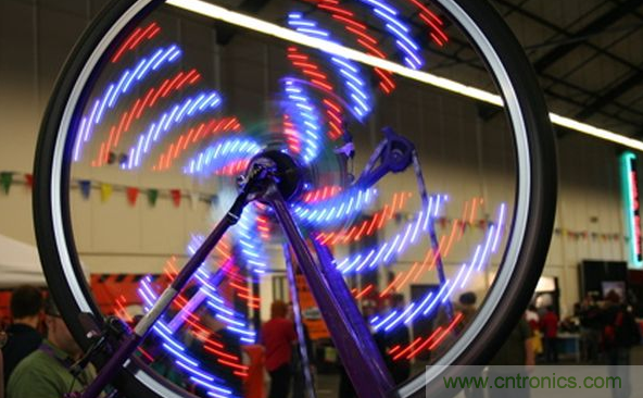 電燈泡內通有交流電,為什么看不到燈泡在閃爍?