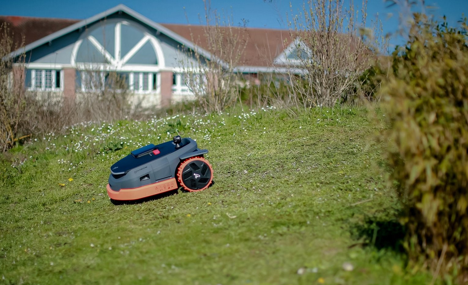 意法半導(dǎo)體推出車(chē)規(guī)衛(wèi)星導(dǎo)航芯片跨界賦能賽格威智能割草機(jī)